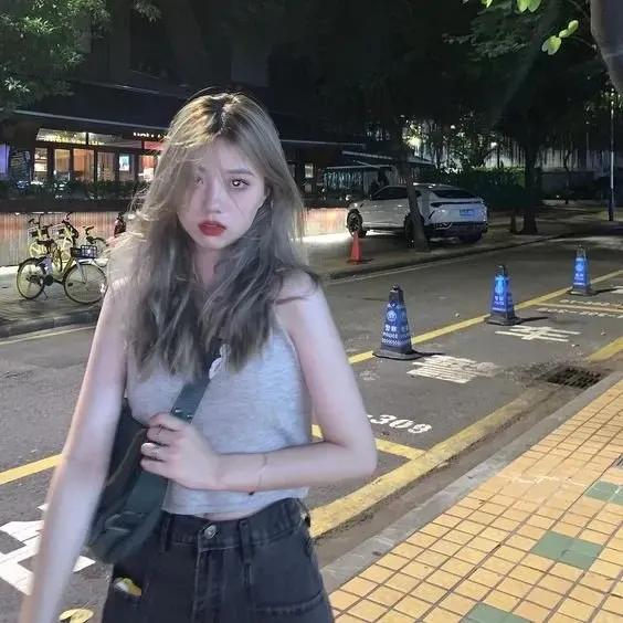 Ảnh gái xinh chụp dáng với góc chụp ấn tượng và cuốn hút