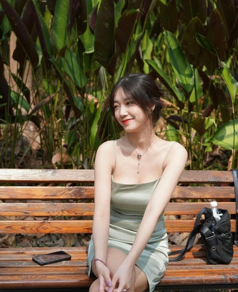 Ảnh chụp trước gương che mặt tạo dáng là cách thể hiện cá tính