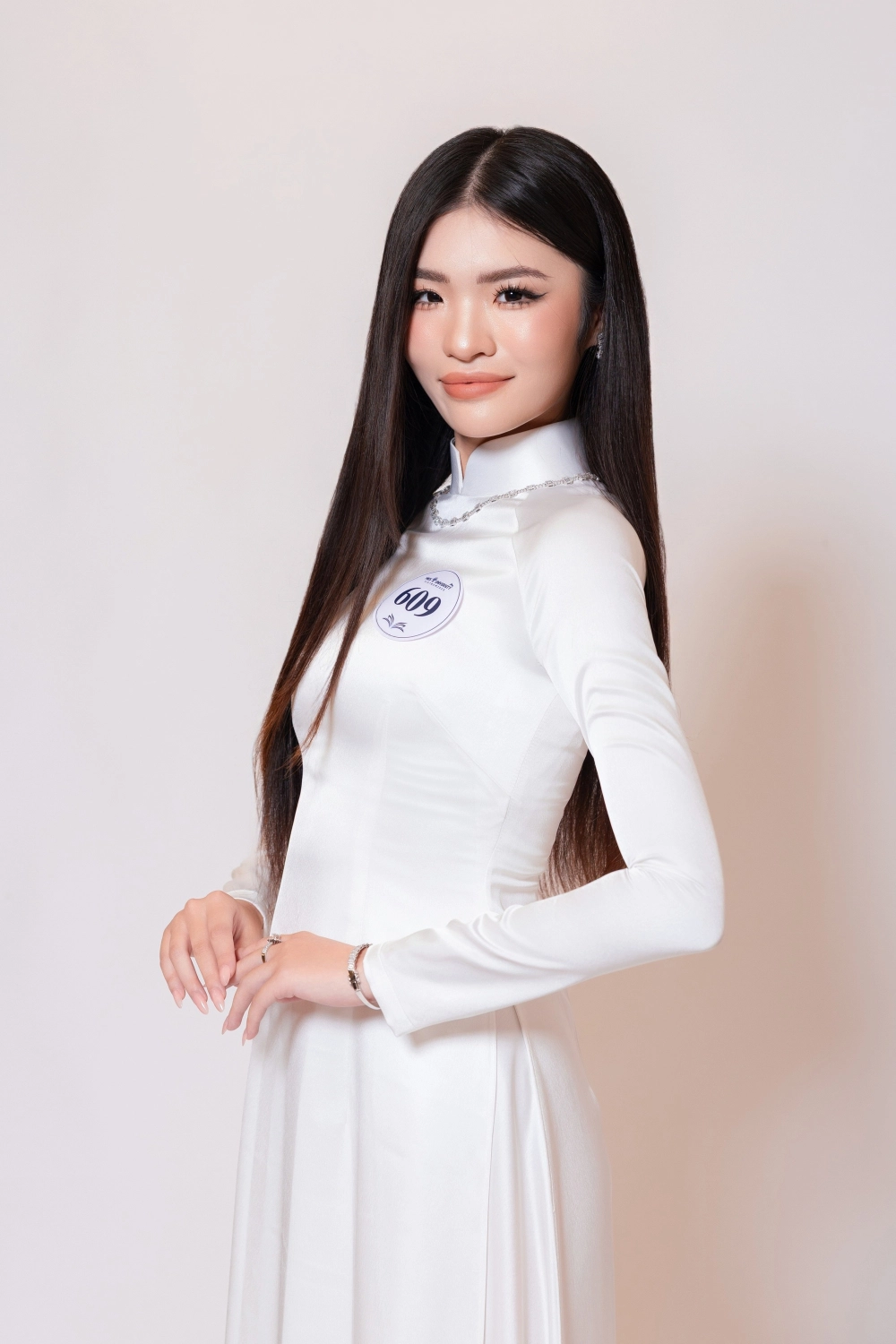 Trái tim xao xuyến trước nụ cười gái sinh viên cười duyên.