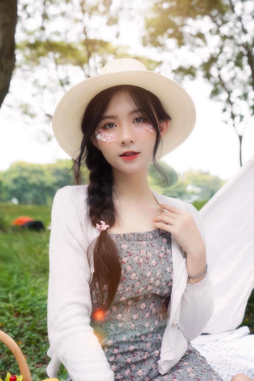 Hình ảnh quen thuộc đầy thương nhớ khi gái sinh viên đi học.