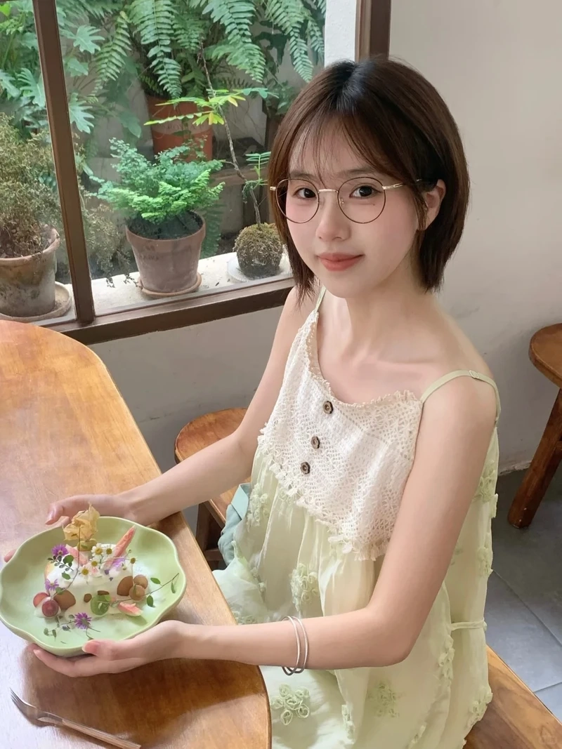 Khoảnh khắc đáng yêu của gái xinh tóc ngắn chụp ảnh cực tự nhiên