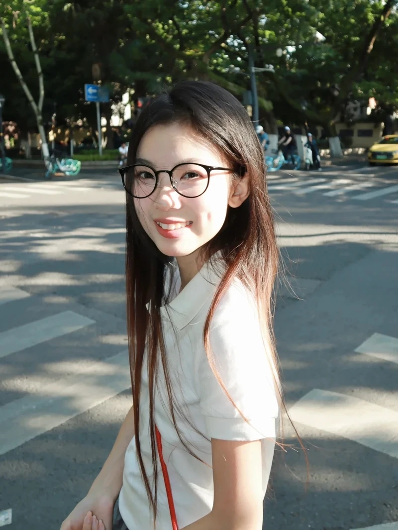 Khoảnh khắc đáng yêu của gái xinh má lúm selfie đang viral