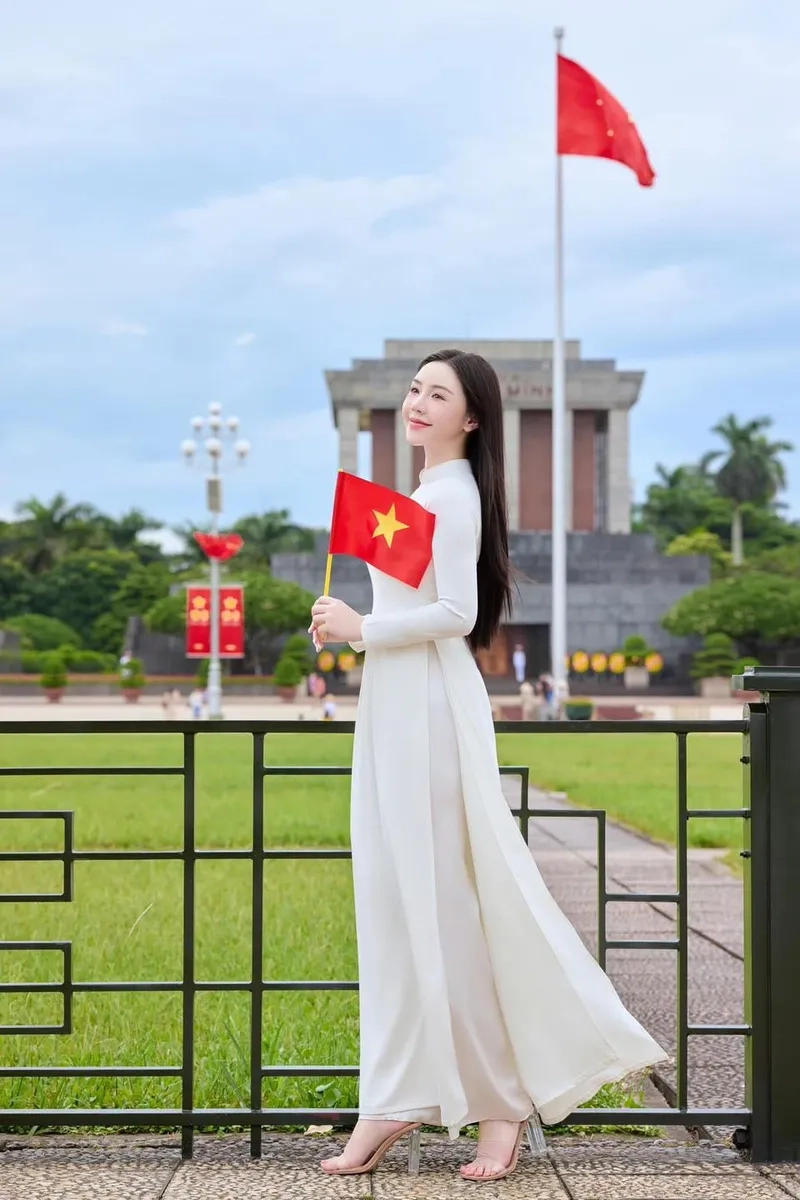 Quỳnh Kool mặc áo dài trắng đẹp