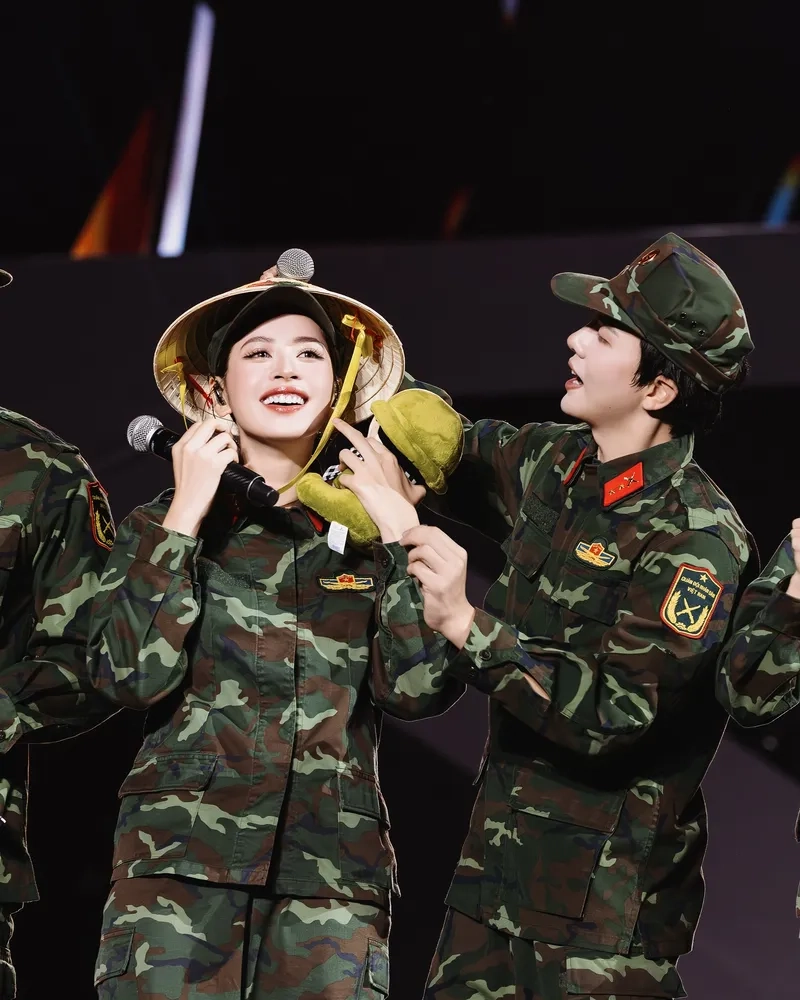 Chi Pu Swaglive Idol Trung Quốc tỏa sáng rực rỡ