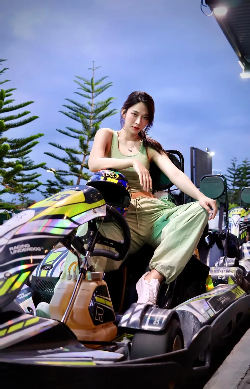 Lê Bống quyến rũ trong bộ váy dạ hội