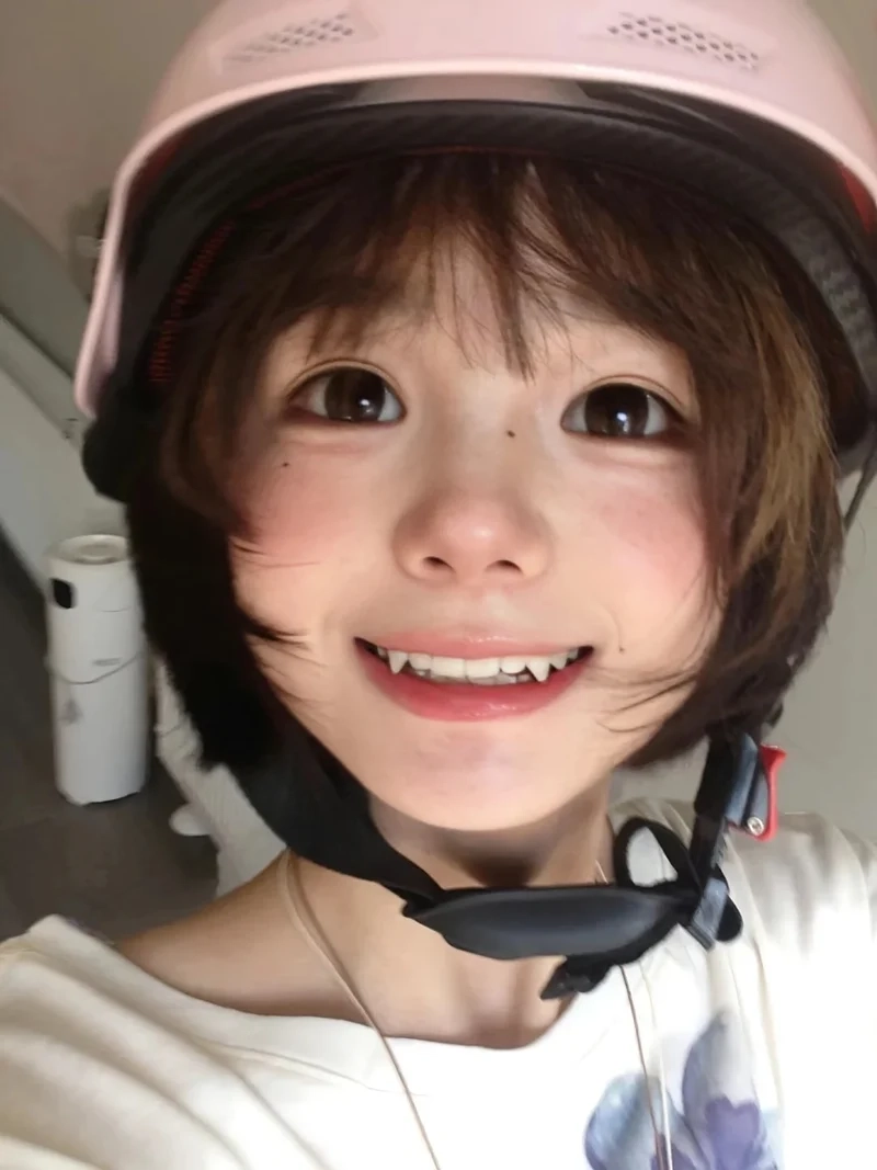 Rạng rỡ Gái răng khểnh chụp cười tươi