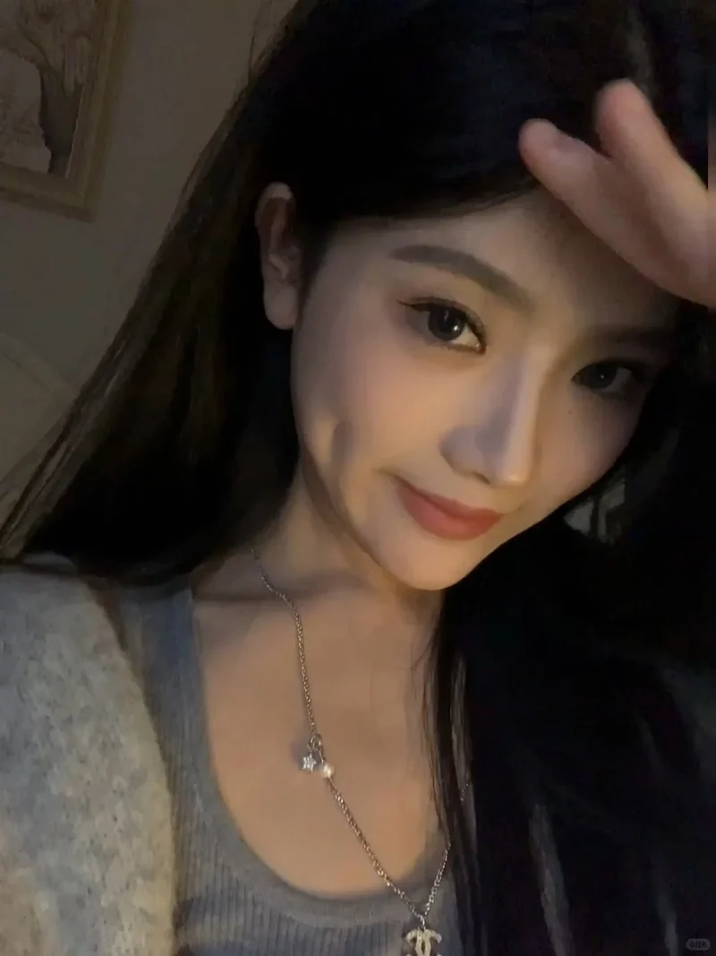 Vẻ đáng yêu của Gái má lúm phong cách dễ thương