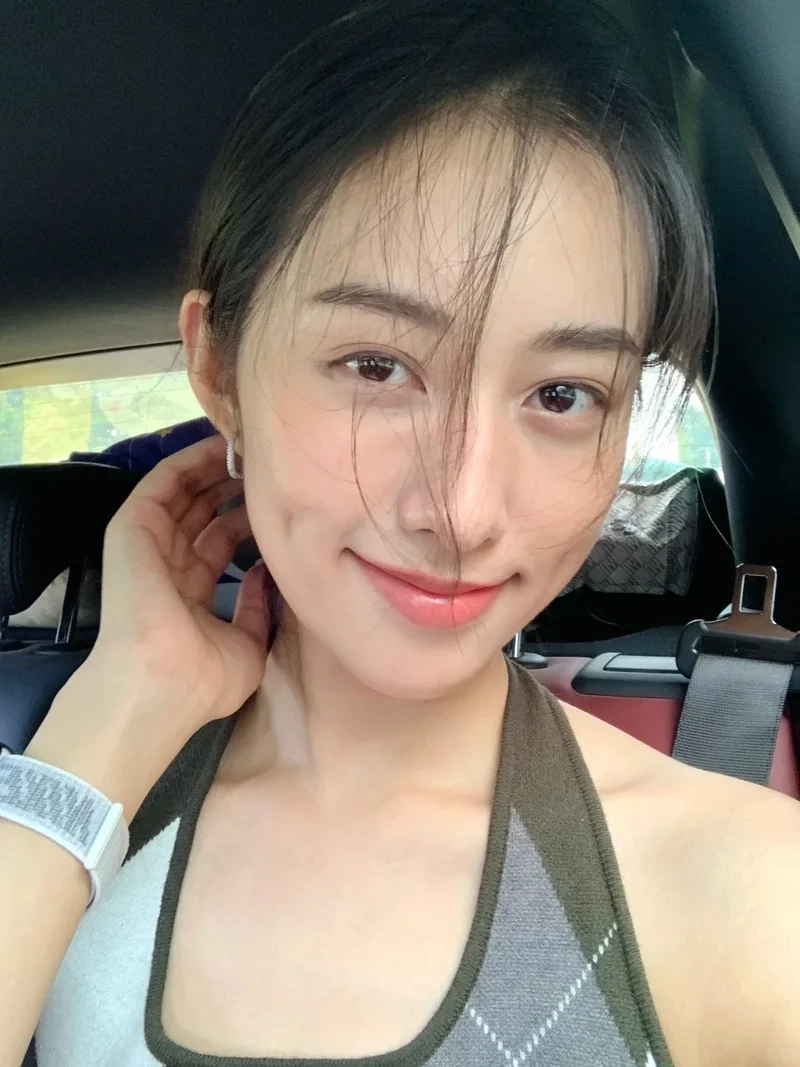 Thần thái nổi bật khi Gái má lúm tạo dáng