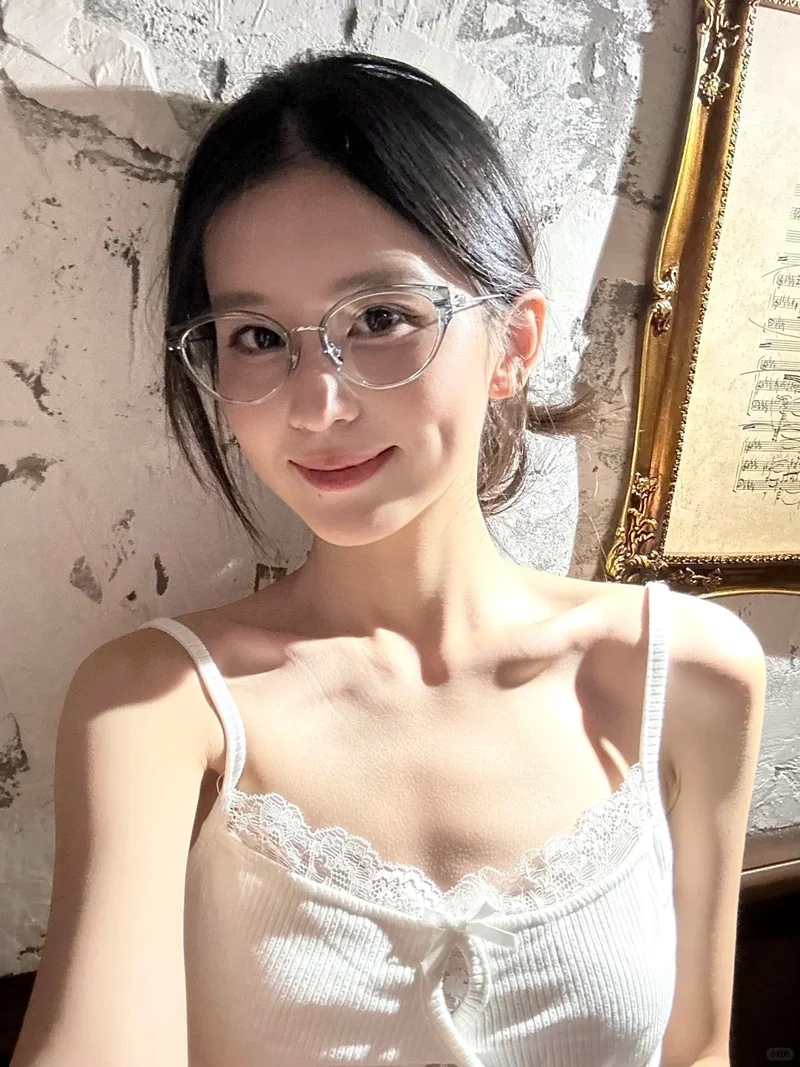 Vẻ mềm mại của Gái má lúm ảnh nữ tính