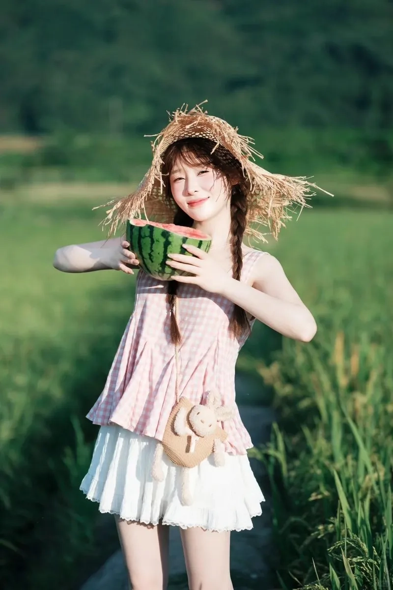 Hình gái nông thôn chân lội bùn